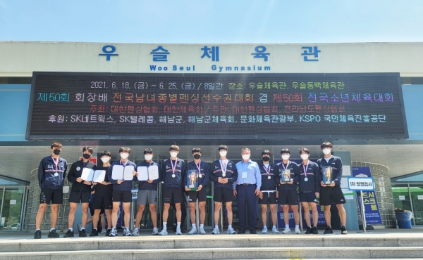 펜싱부 선수들이 대회가 끝난 후 단체사진을 촬영 중에 있다.