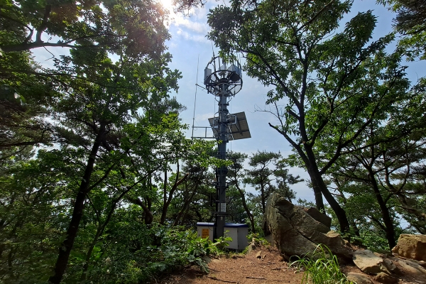 팔봉산 8봉 인근에 설치된 아마추어무선 중계기