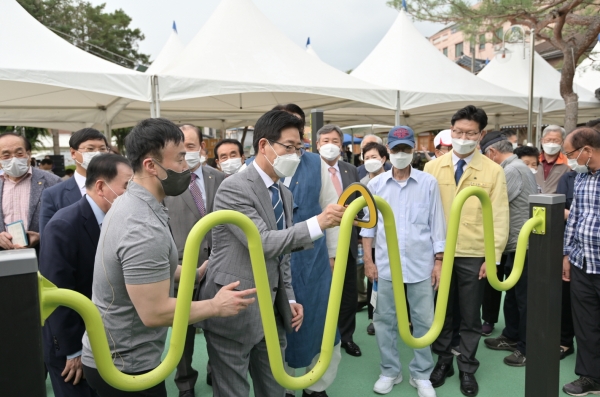 공주 어르신 놀이터 개장식 후 양승조 도지사 놀이기구 시연 사진