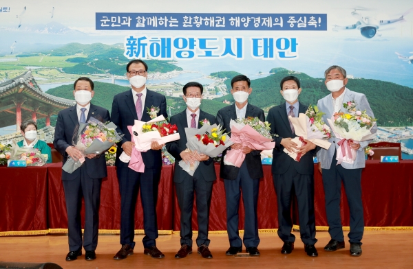 퇴임식 기념사진(왼쪽부터 남기민, 맹천호, 석복기, 양희일, 김부경, 함인교)