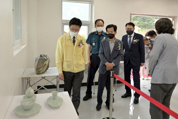 학봉 철화분청관 준공식후 내부를 둘러보는 김정섭 시장