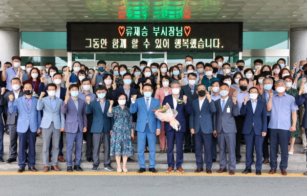 계룡시 류재승 부시장 이임식 단체 사진촬영(사진 가운데 최홍묵 시장과 류재승 부시장)