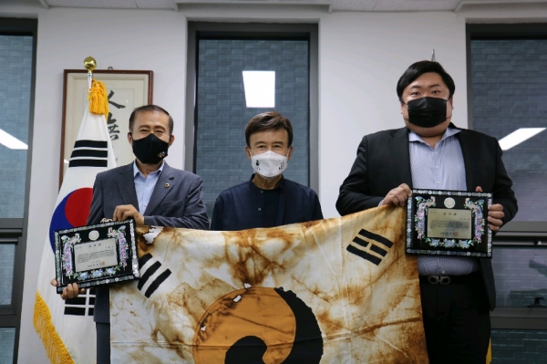 (우측부터)손희역 의원, 김원웅 광복회장, 이종호 의원