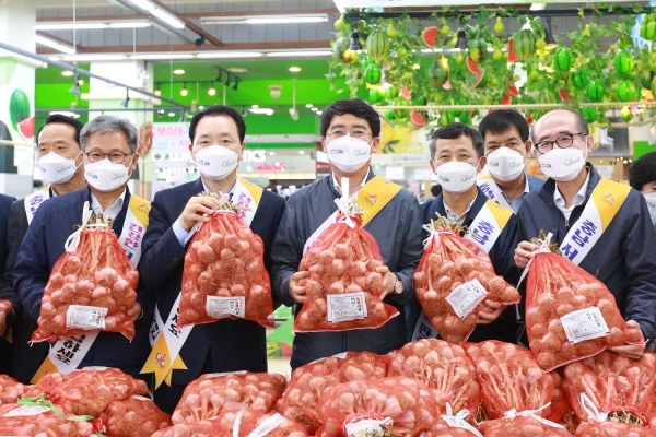 맹정호 서산시장이 30일 농협하나로마트 양재점에서 서산6쪽마늘 특판전 참여 기념 단체사진