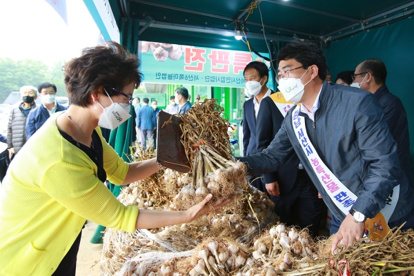 맹정호 서산시장이 30일 농협하나로마트 양재점에서 서산6쪽마늘을 판매하는 모습