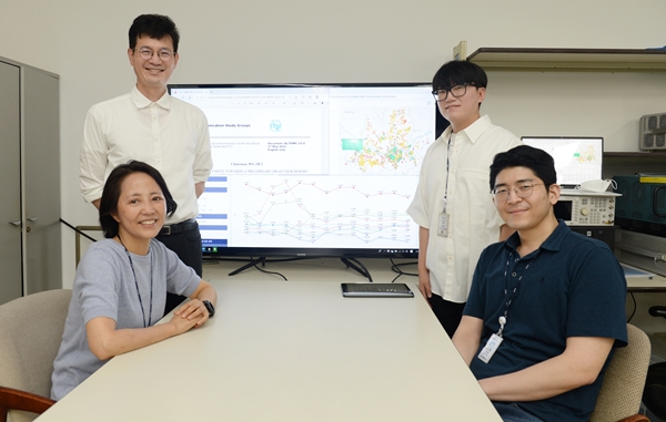 ETRI 연구진이 기계학습 기반 스펙트럼 가용성 예측 방법에 관한 논의를 하고 있는 모습. 왼쪽 위부터 시계방향으로 박승근 실장, 윤종훈 연구원, 김윤배 연구원, 권혜연 연구원