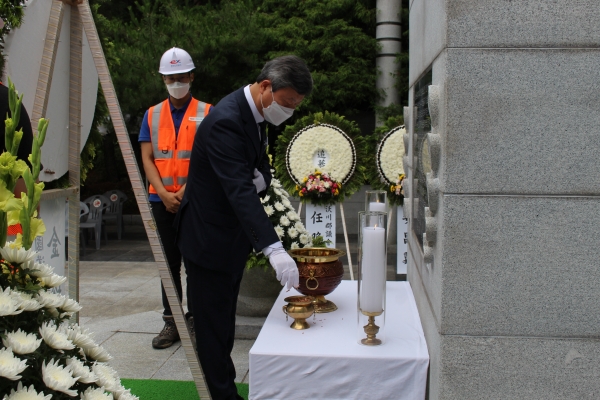 한국도로공사  김일환 부사장이 헌화와 분향을 하고 있다.