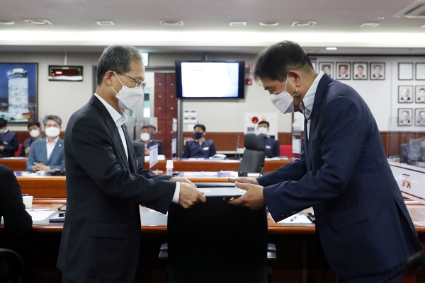 김한영 이사장(좌측)과 한국철도기술연구원 김기환 원장(우측)이 30일 공단 본사에서 탄소중립철도전략위원회 발족식을 개최하고 있다.