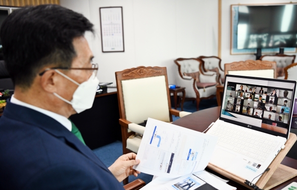 혁신토론회 화상회의에 참석 중인 김춘진 사장