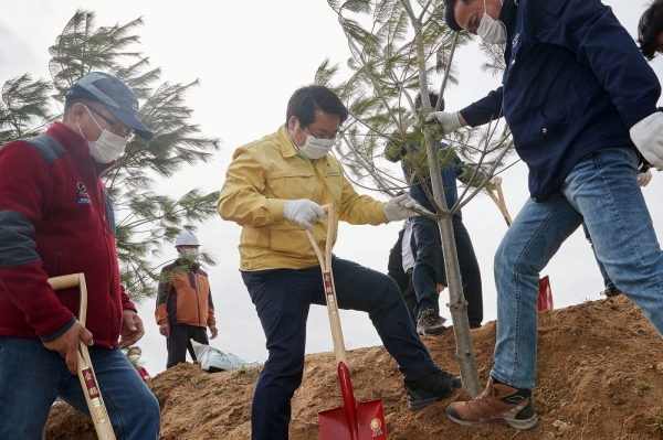 미세먼지 차단숲 나무심기 장면