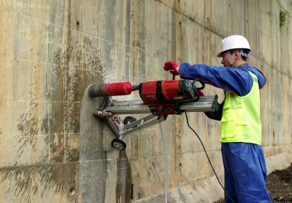 농어촌공사는 시설물점검119센터를 운영하며 365일 상시전문기술을 무상으로 제공하고 있다(사진은 저수지 방수로 옹벽 콘크리트 코어채취 모습)