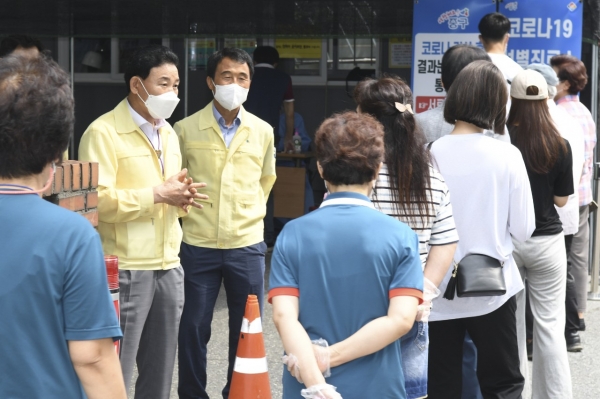 1일 중구보건소 선별진료소를 방문해 현장의견을 청취하고있는 박용갑 중구청장
