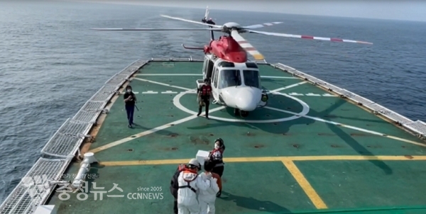 손가락 절단 베트남 선원 A씨가 해경 도움으로 함정에서 구조헬기로 이동하고 있다. 사진=태안해양경찰서