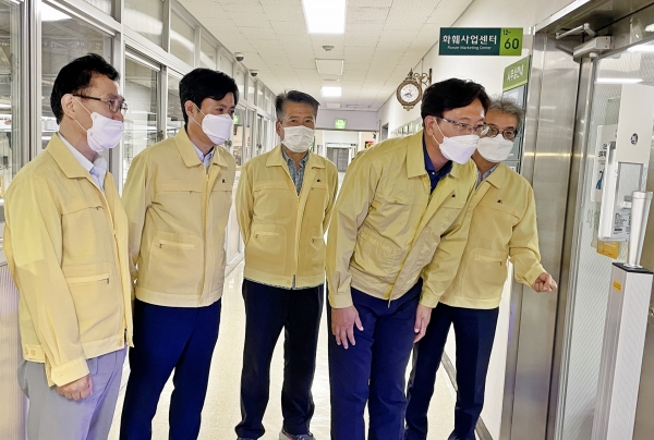 양재동 화훼공판장 방역실태 현장 점검 * 오정규 한국농수산식품유통공사 유통이사(오른쪽 2번째)