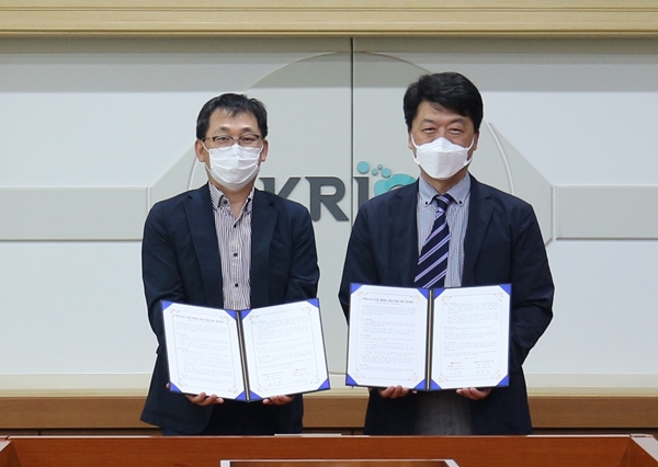 화학소재 디지털 플랫폼 공동 구축을 위한 업무협약 체결식. 왼쪽부터 화학연 최원춘 부원장, SK종합화학 서원규 본부장.