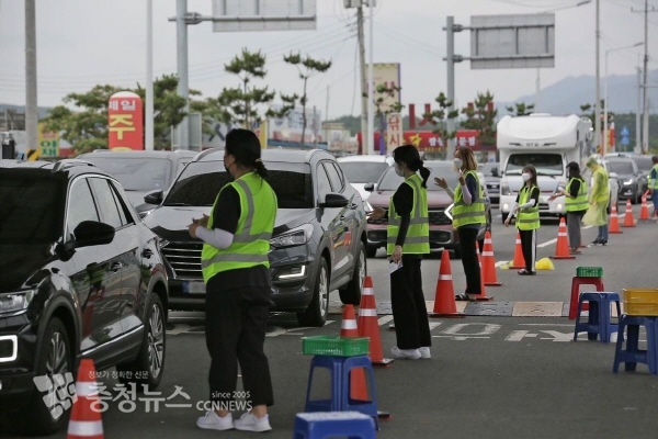 해수욕장 진입도로에 설치된 코로나19 검역소