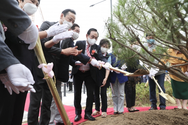 부성지구 도시개발사업 준공식에서 기념식수 모습