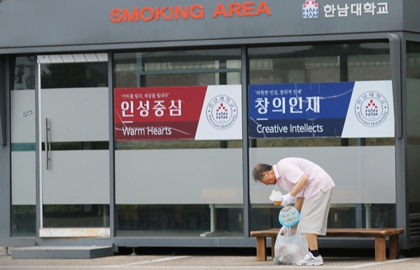 한남대에서 청소운동을 2년 째 이어오고 있는 임모 할아버지