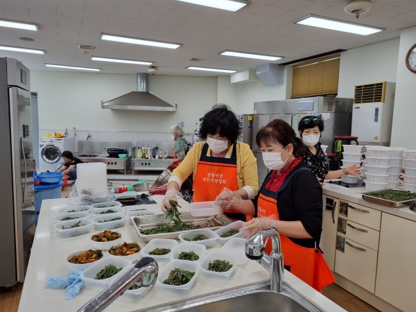 한국생활개선당진시연합회와 당진시농업기술센터 독거노인 멘토링 나눔실천 사진