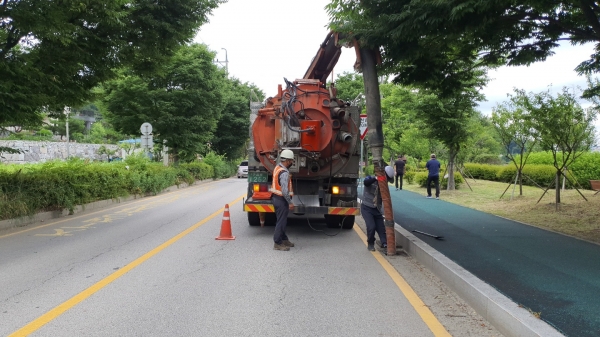 도로 우수받이 준설작업 장면