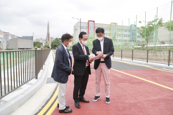 한들초등학교 진입도로인 ‘중로3-122호선 도시계획도로’를 지난 5일 개통해 박상돈 천안시장이 개통된 도로를 점검하고 있다.