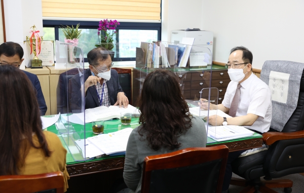 황상연 부시장 업무보고 받는 모습