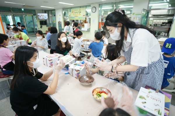 연세초 학생들이 찹쌀떡 만들기 체험을 하고 있다.