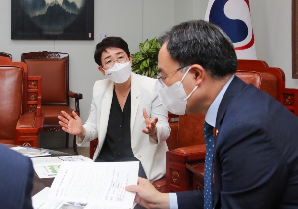 6일 문승욱 산업통상자원부 장관을 만나 대전산업단지를 중심으로 한 노후산단 발전 필요성을 설명하고 정부의 협력과 지원을 적극 건의