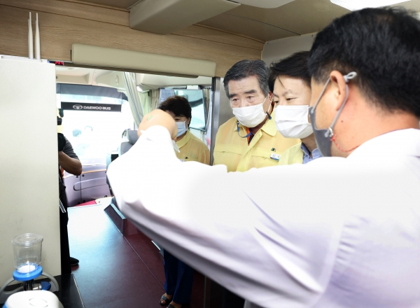 김동일 보령시장, 김강립 식약처장과 함께 여름철 수산물 안전점검 모습