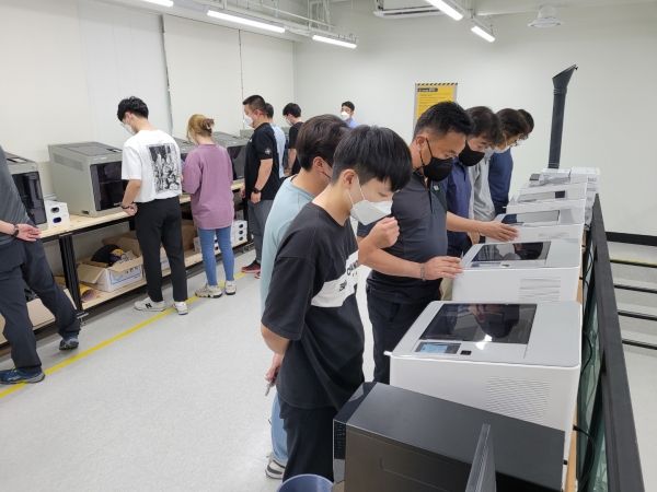 ‘2021 국방분야 3D프린팅 전문인력 양성’ 교육과정에 참여한 교육생들이 실습을 진행하고 있다