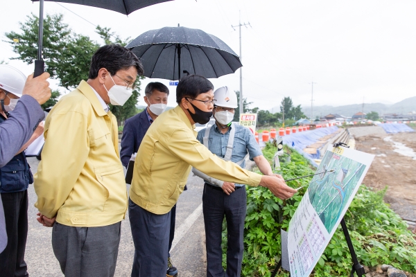 김돈곤 청양군수 장마철 재해위험지역 현장점검-미당천 사업장 방문