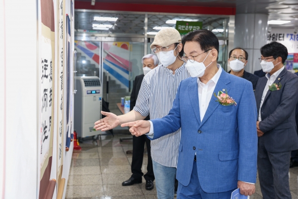 지하도 갤러리 개관 (최홍묵 시장 작품 설명 청취 및 관람)