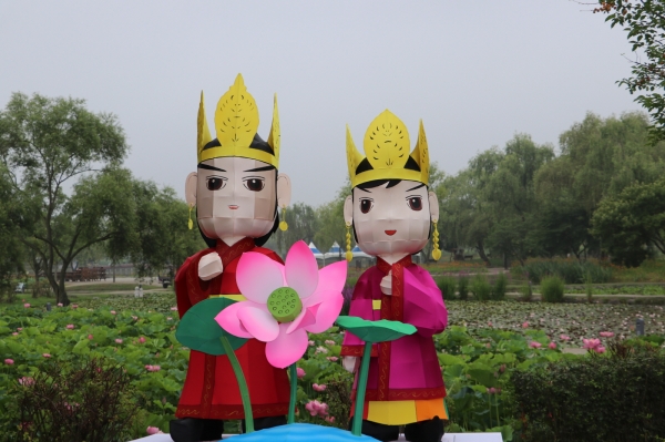 궁남지 왕과 왕비 조형물 모습