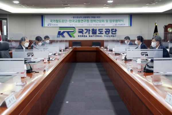 국가철도공단 김한영 이사장이 7.7일(수) 공단 본사에서 진행된 한국교통연구원과의 정책간담회 및 업무협약식에서 발언을 하고있다