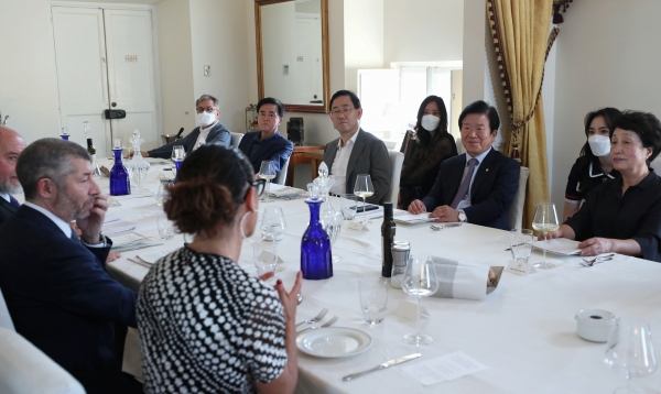 박병석 국회의장은 7일 로마의 한 음식점에서 진행한 이(伊)-한(韓) 의원친선협회 주최 환영 만찬에 참석하면서 이탈리아 방문 일정을 진행하기 시작했다.