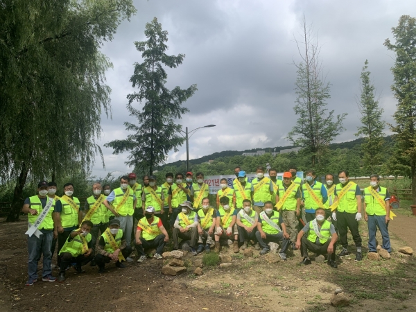 8일 천안시와 야생생물관리협회 천안지회가 자연생태계 복원을 위해 쏘가리와 가물치 등 토종어종 치어 약 4만여 마리를 방류