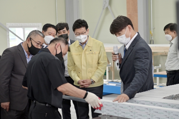 자활기업 (주)공주주거복지센터 신축 이전 내부를 둘러보는 김정섭 시장