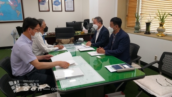 이용붕 예산군 부군수(오른쪽에서 두번째)가 환경부 산하 공공기관을 방문해 군으로의 이전을 건의하는 모습