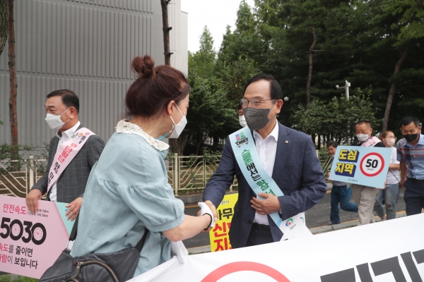 9일 부성동 일원 도로변에서 부성2동 통장협의회, 서북모범운전자회와 함께 교통안전 캠페인을 진행하고 있다.
