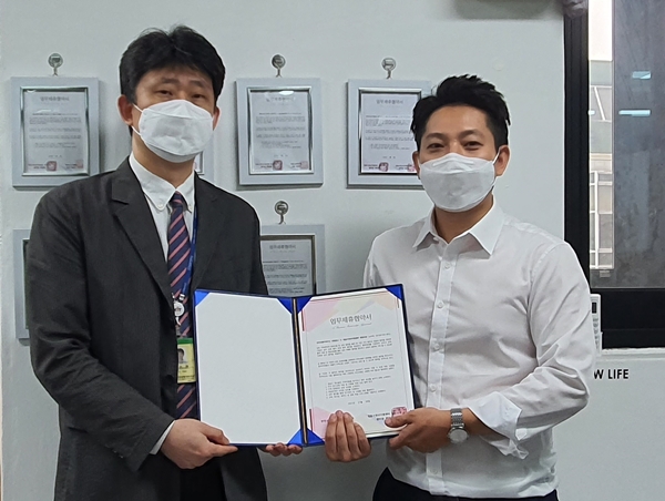 왼쪽부터 안전성평가연구소 전북분소 한수철 분소장, 정읍시 청년지원센터 청정지대 백정록 센터장.