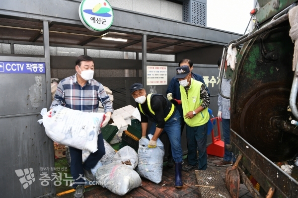 황선봉 예산군수가 역전시장 청소 봉사를 하는 모습