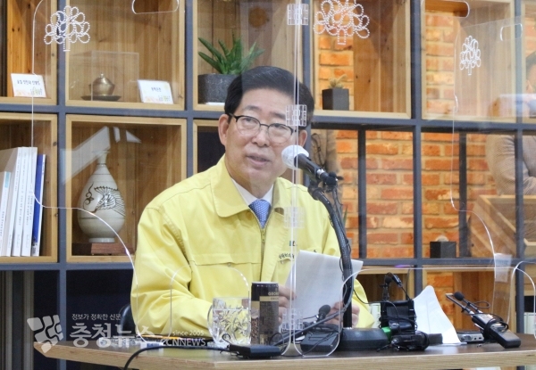 양승조 지사는 12일 도청 프레스센터에서 기자간담회를 통해 "13일 0시를 기해 사회적 거리두기 2단계로 격상한다"고 밝혔다.