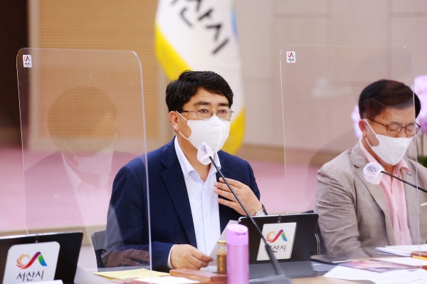 맹정호 서산시장이 12일 시청 대회의실에서 열린 확대간부회의를 주재하는 모습