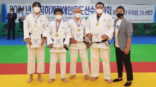 세종시장애인체육회 유도실업팀. (왼쪽부터 (선수) 이가은 정숙화 황현 최광근 (감독) 원재연)