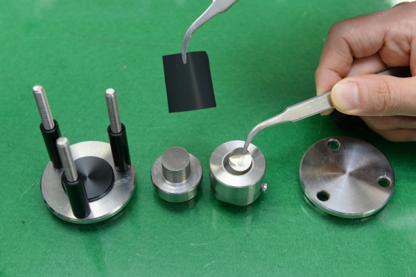 ETRI, DGIST 공동 연구진이 개발한 전고체 이차전지 양극 소재와 전압 측정 키트