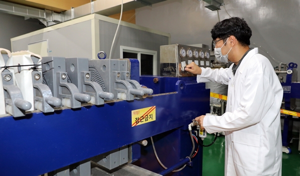 원자력연 연구진이 여과 장치를 활용해 규소 성분을 분리하고 있다.