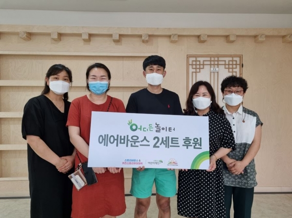 종촌공립지역아동센터에서 후원물품 전달식이 진행되었다. (왼쪽부터 변은실 종촌공립지역아동센터장, 박시내 세종시지역아동센터연합회장, 신건영 스토리바운스&키즈스토리유아체육 대표, 박미애 어린이재단 세종지역본부장, 이정아 팀장)