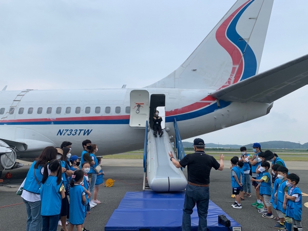 재난안전교육 중 항공기탈출 체험에 참여하고 있는 태안군 어린이들