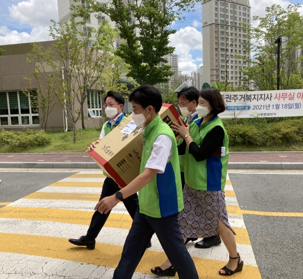 세종시 거주 저소득 어르신 대상 보행보조기 직접 배달