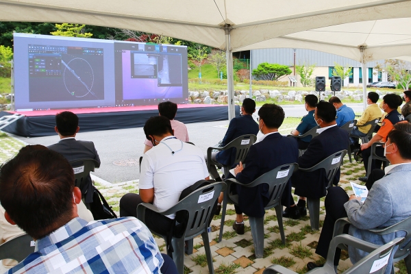 드론이 팔봉면 호리항 일원을 수색하는 것을 참관하는 모습